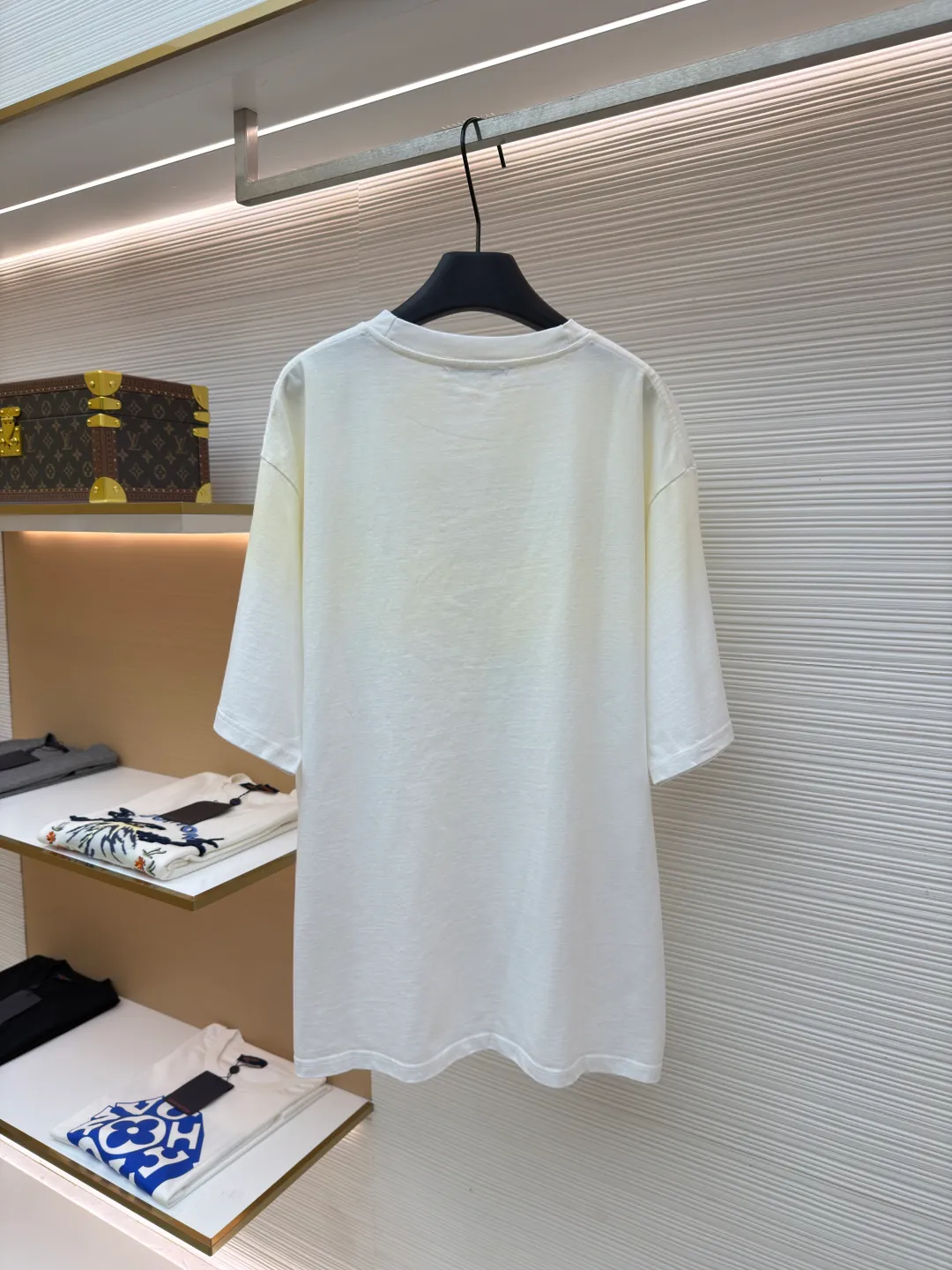 Acne Studios distressed logo short sleeves ●Original version: Purchased and developed for 4100 ●Item number: 1682357-A15 ●Fabric: soft plain weave fabric ●Technology: glue printing ●Color: white gradient ●Version: fitted version ●Weight: about 385 grams ●Size: S-M-L-XL ●Description: Customized elegant cotton double-ply soft plain weave fabric, soft and delicate, comfortable and close to the skin, with warm brown as the main color with grayscale It is unobtrusive but has an overwhelming aura. The ACNE GYM logo on the body is outlined with powerful brown lines. For Everyone is simple but contains profound meaning. The inadvertently smudged distressed effect meets the carrier of retro feelings, which is full of fashion tension, making every outfit a fashion feast. Adopting imported machine appliqué embroidery technology, using advanced computer control systems and precision mechanical components to achieve ACNE GYM appliqué embroidery operations, presenting an embroidery effect with both clarity and three-dimensionality. Glue printing is used. The printing has been modified three times with the film screen. Use glue liquid paint to print the pattern on the fabric. Bake the fabric to fix the gradient of the printed image and make it look old. By spraying dyes of different colors on the surface of the fabric, the clothes can show rich color changes under different lights. Increase the visual layering. The fabrics have been washed, have a better hand feel and texture, are not easy to deform, are not easy to shrink, are not easy to fade, and maintain long-term beauty. The overall wiring is straight and delicate, the fabric is comfortable and soft, and the color is consistent without color difference. It can be matched with the same style to create a fashionable look and control various occasions. Customized accessories, complete with three standards, same style for men and women!